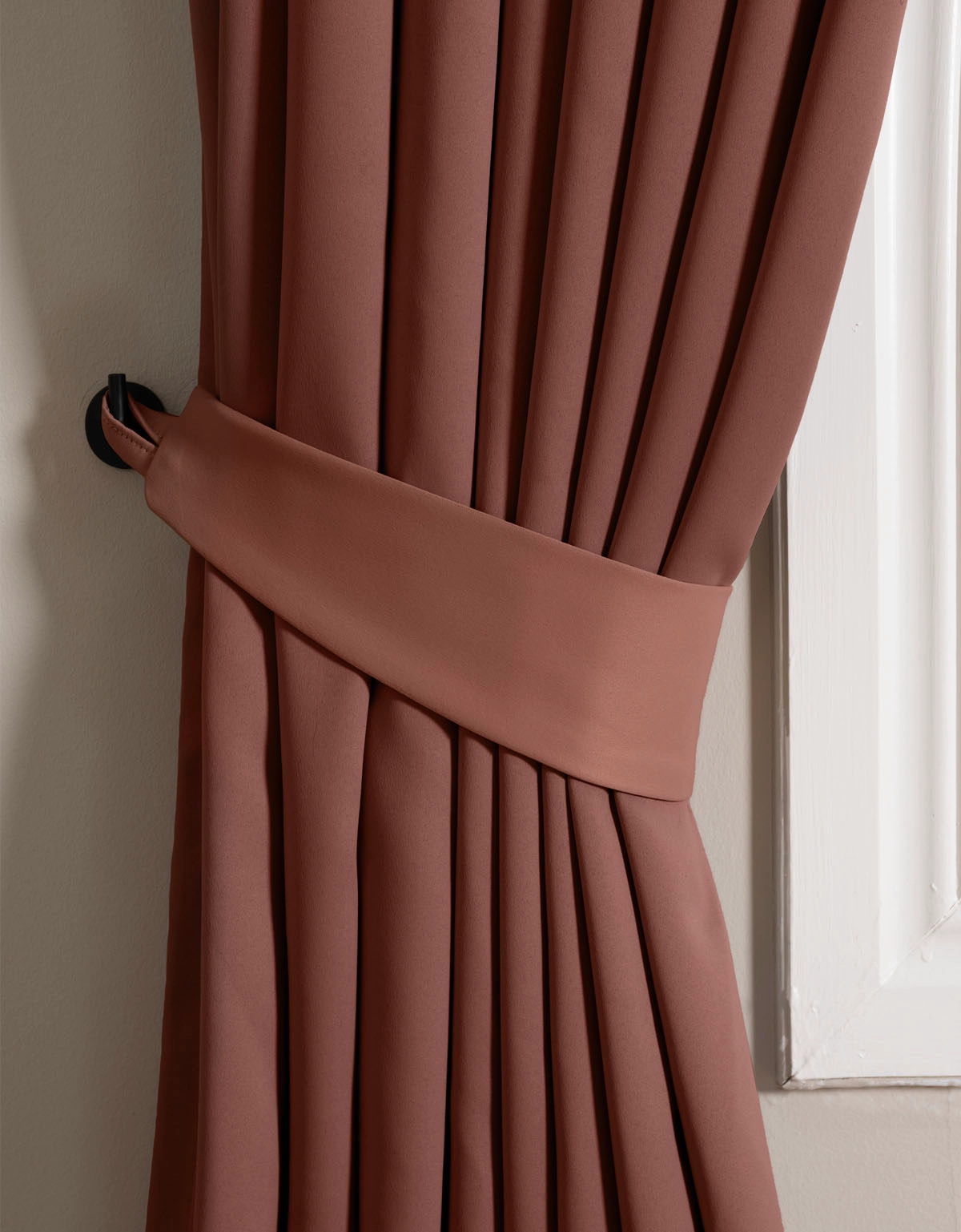 Roströd gardin med matchande omtag i tyg