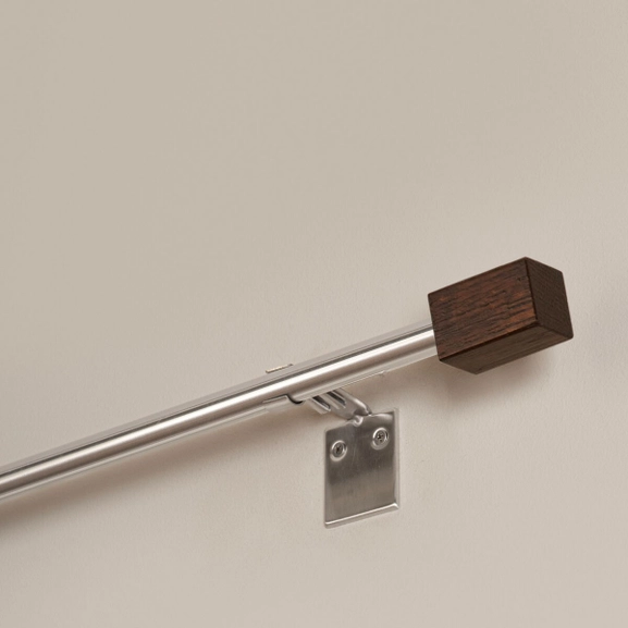 Gardinstång med knopp i kaffefärgat trä