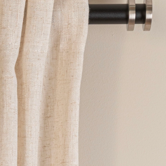 Svart gardinstång med stångdekor och ändknopp i rostfritt stål