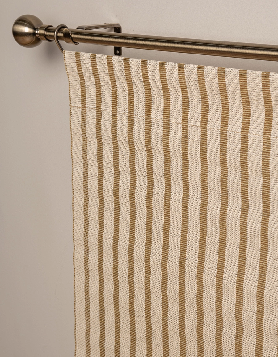Närbild på randig rustik panelgardin i beige