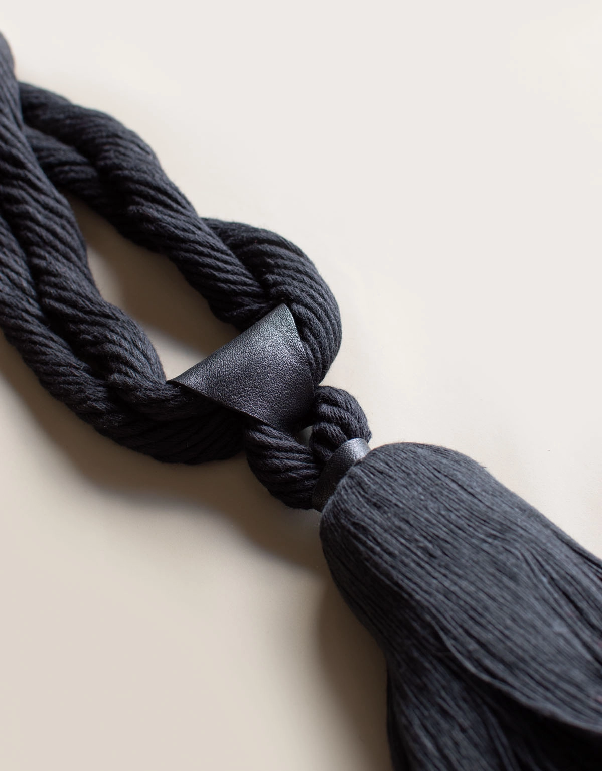 Svart gardintofs med läderdetalj