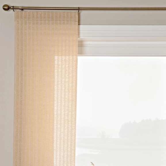 Beige panelgardin med ränder