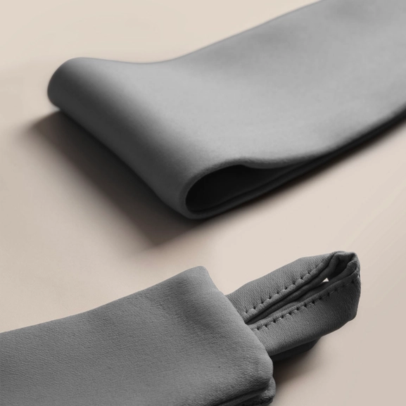 Närbild på mörkgrått gardinomtag i tyg