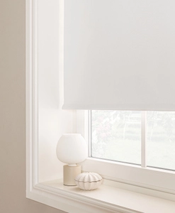 Vit mörkläggande rullgardin