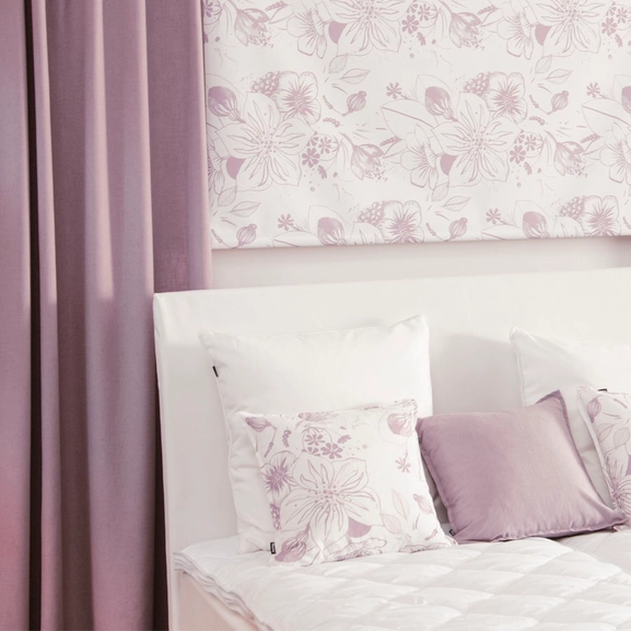 Mörkläggande rullgardin med dovlila blommor och matchande gardiner