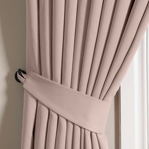 Beiga gardin med matchande omtag