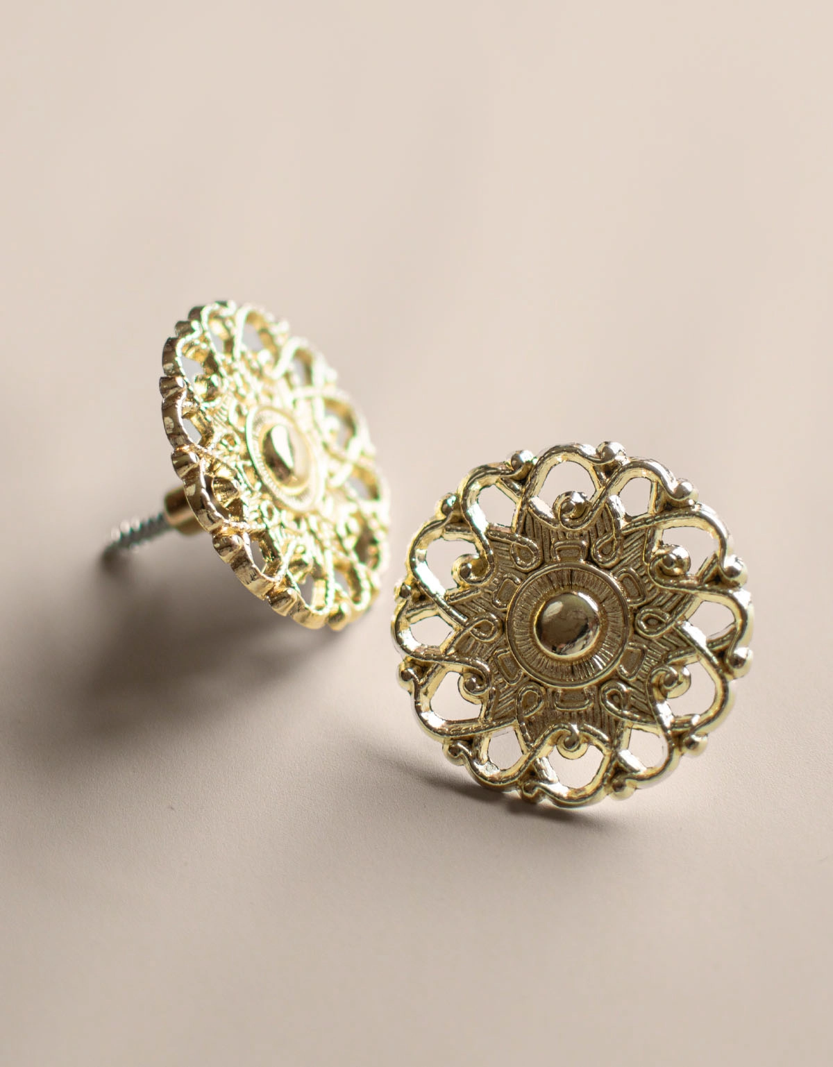 Fäste till gardinomtag i romatinisk och snirklig stil