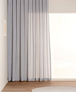 Grå gardin framför fönster