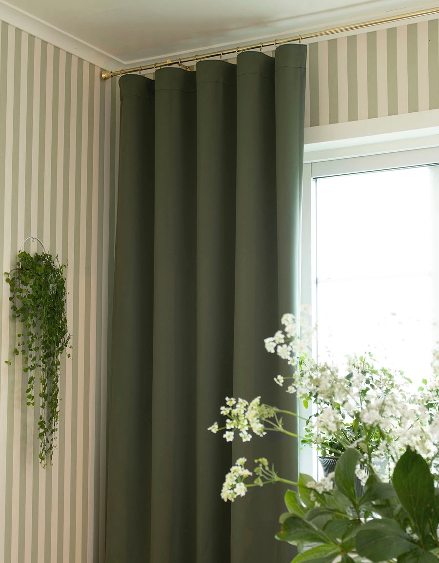 Gardinstång i mässing med grön gardin