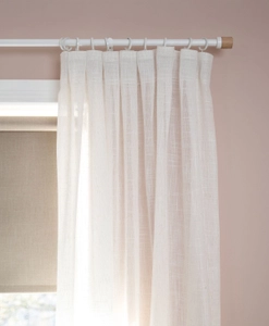gardin-beige-på-gardinstång