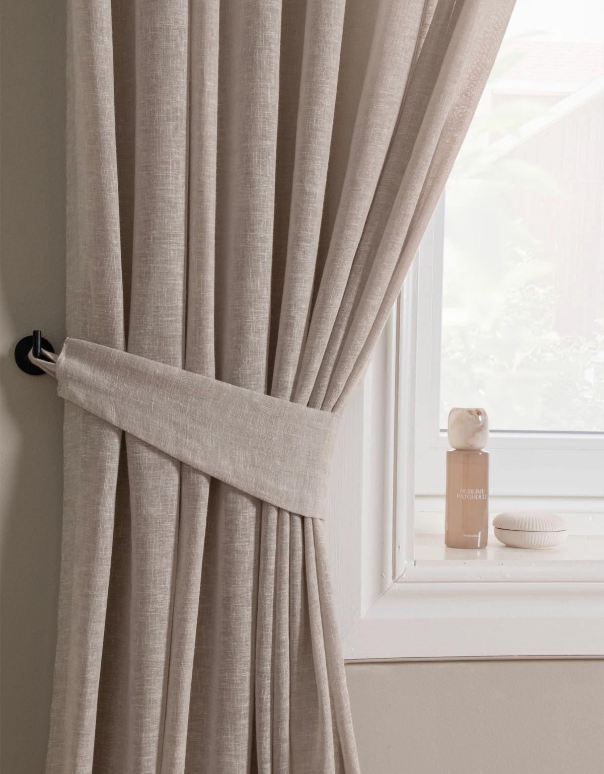 Beige gardin med matchande gardinomtag