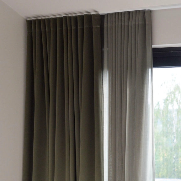 Dubbla gröna gardiner, Viska och Stilla