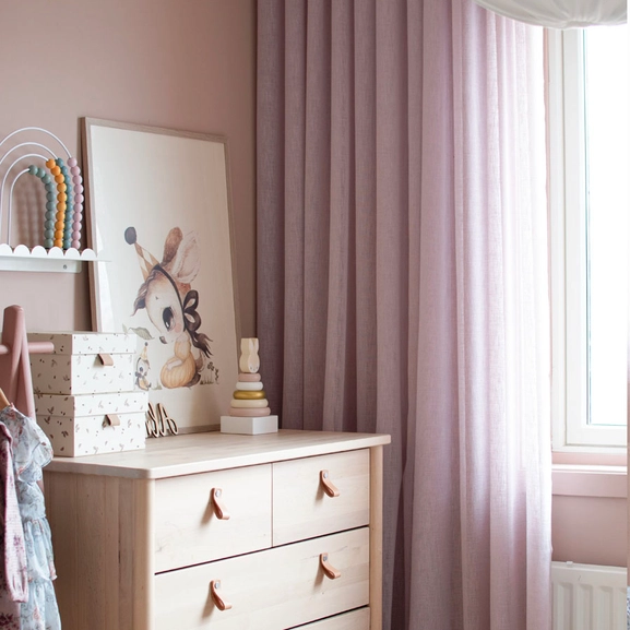 Lavendelfärgad gardin i barnrum