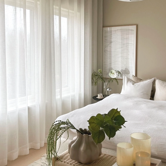 Vit skir gardin med hotellvågor i sovrum