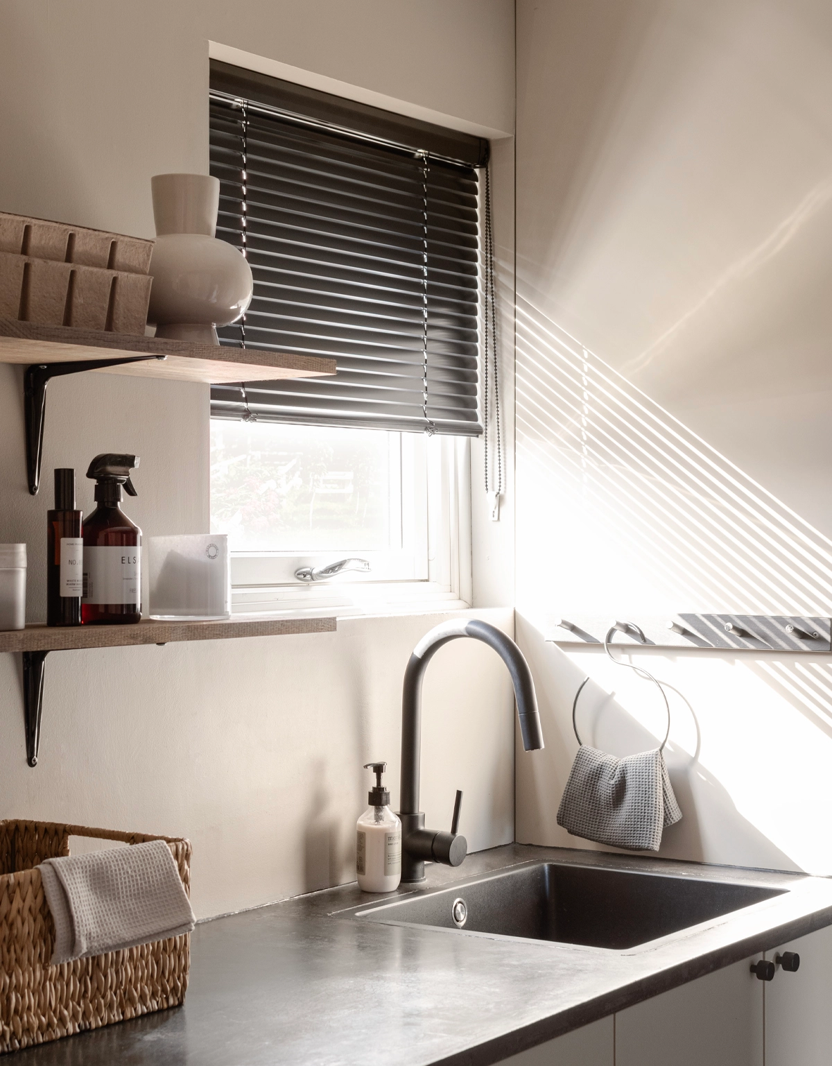 Svart persienn i tvättstuga