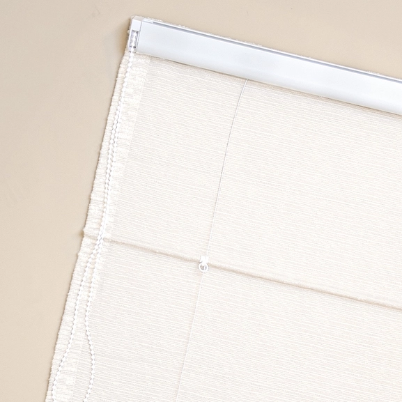 Kulkedja på baksidan av hissgardin i boucletyg