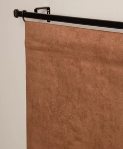 brun panelgardin med mockastruktur på gardinstång