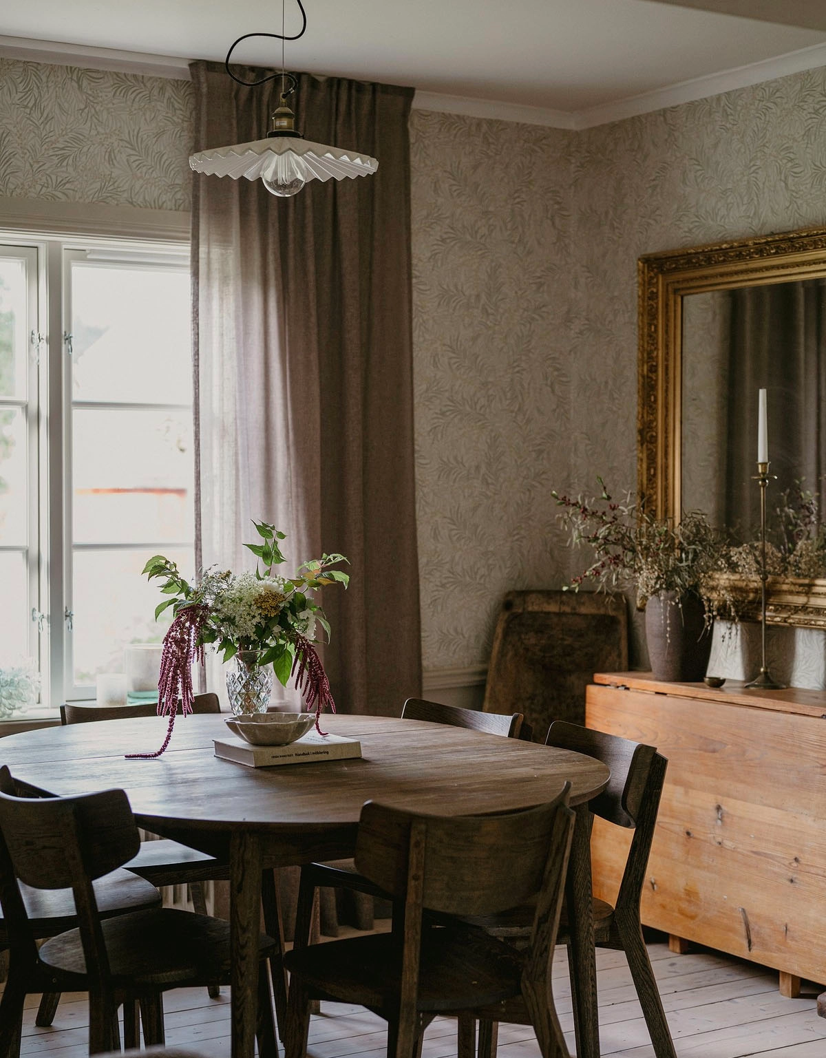 Brun gardin i lantligt och rustikt matrum