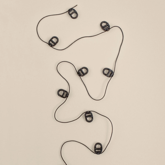 Svart glid på snöre