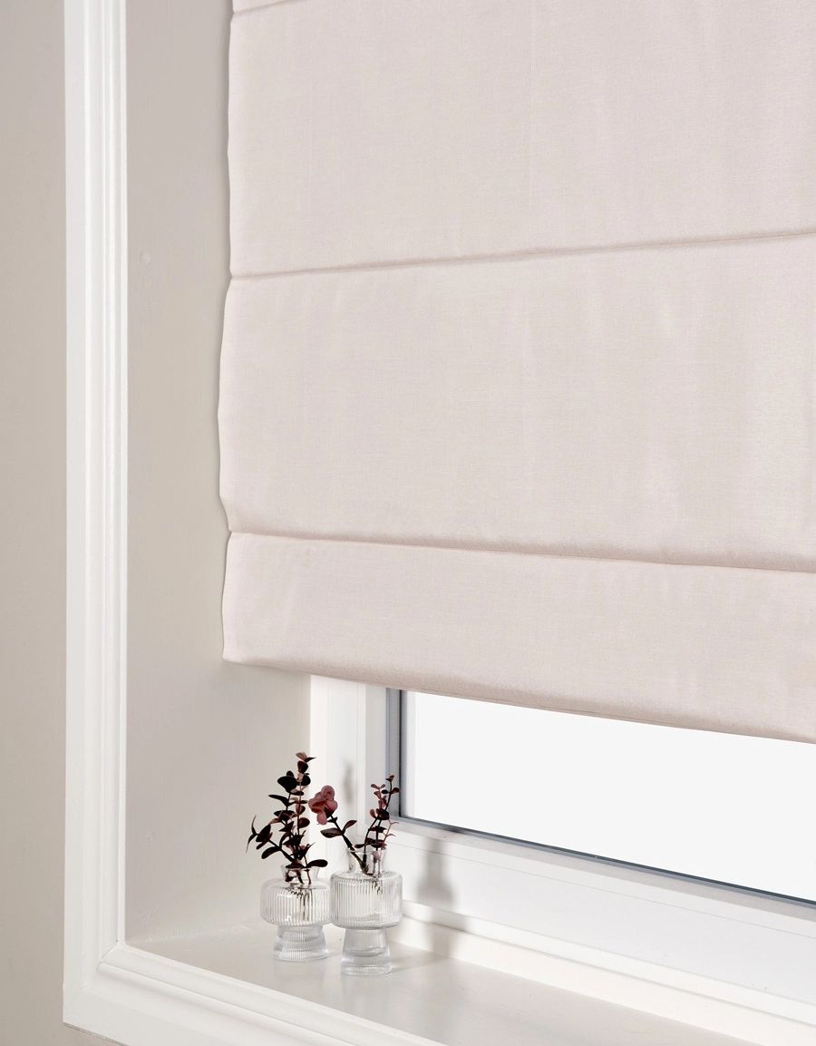 Mörkläggande beige hissgardin i fönster