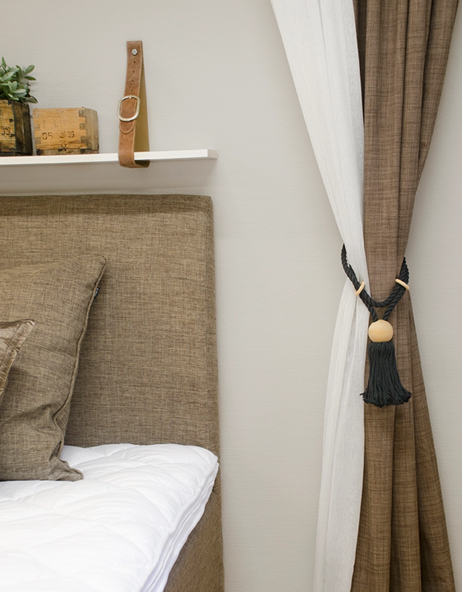 Gardinomtag Saga med tofs, svart/natur, Hasta