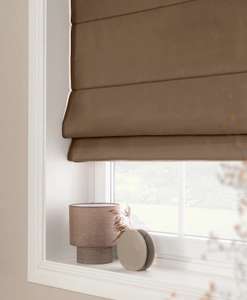 Mörkläggande brun hissgardin