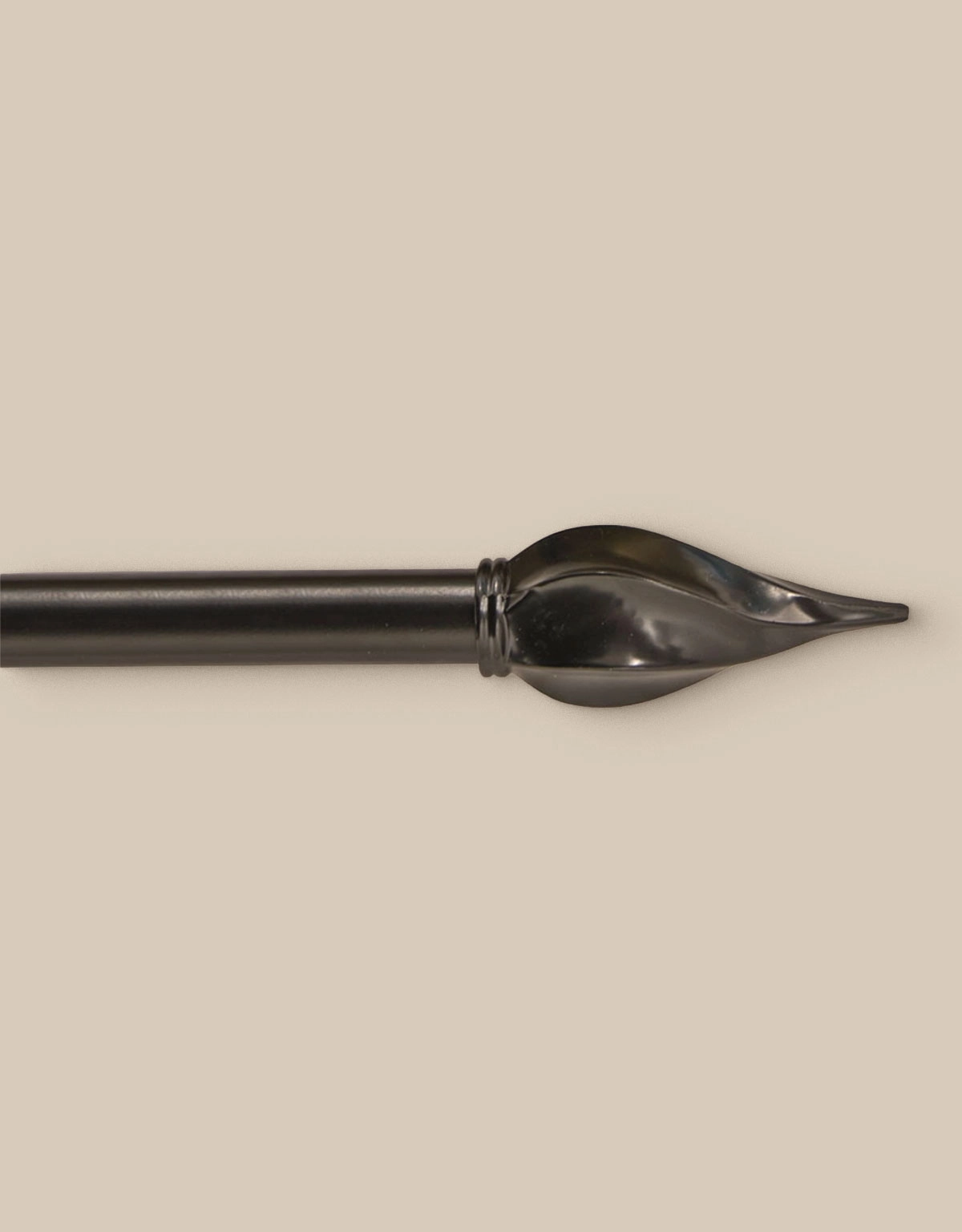 reglerbar-gardinstång-svart-spetsig-knopp