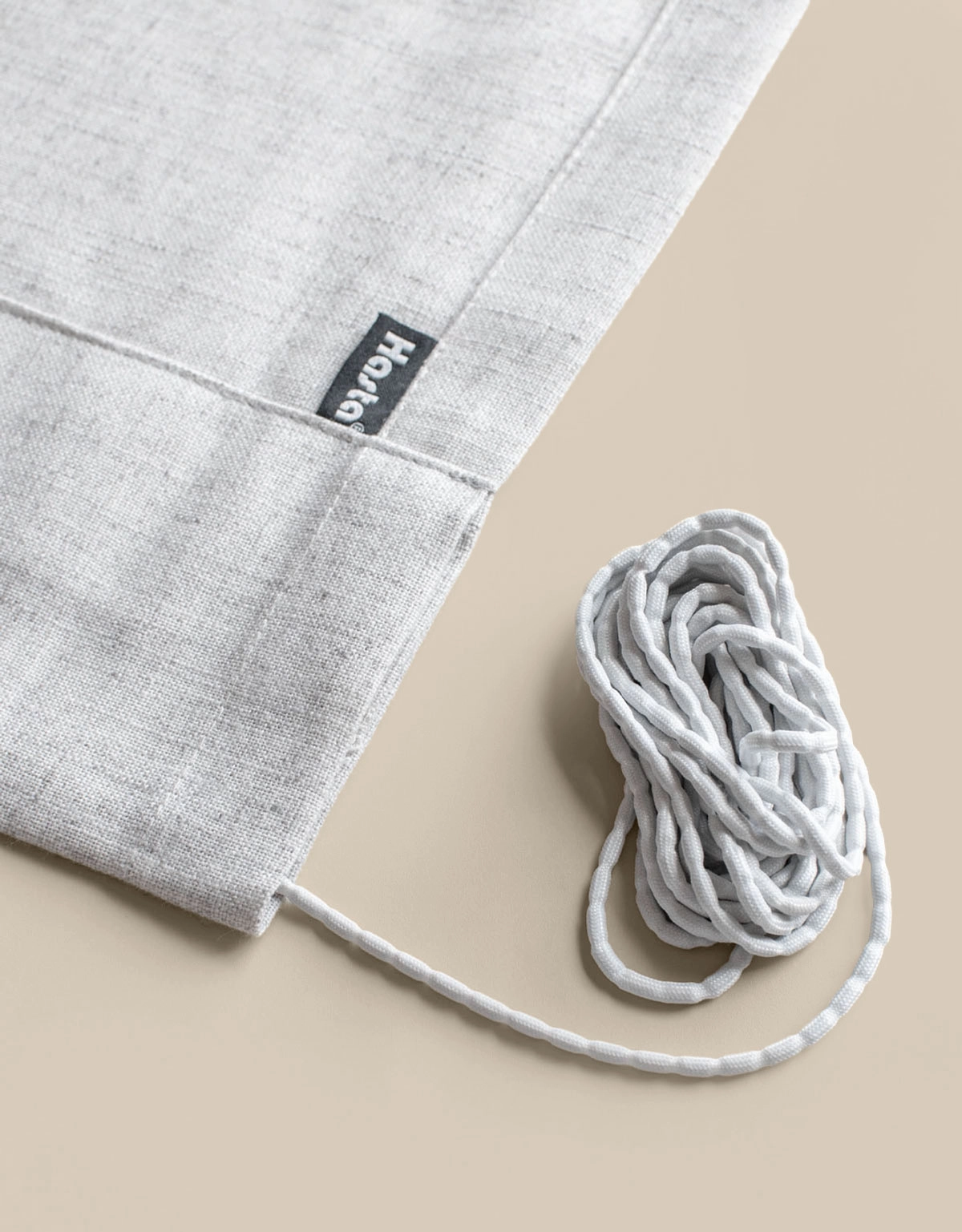 Viktband i fållen på en gardin