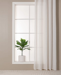 Vit gardin framför fönster