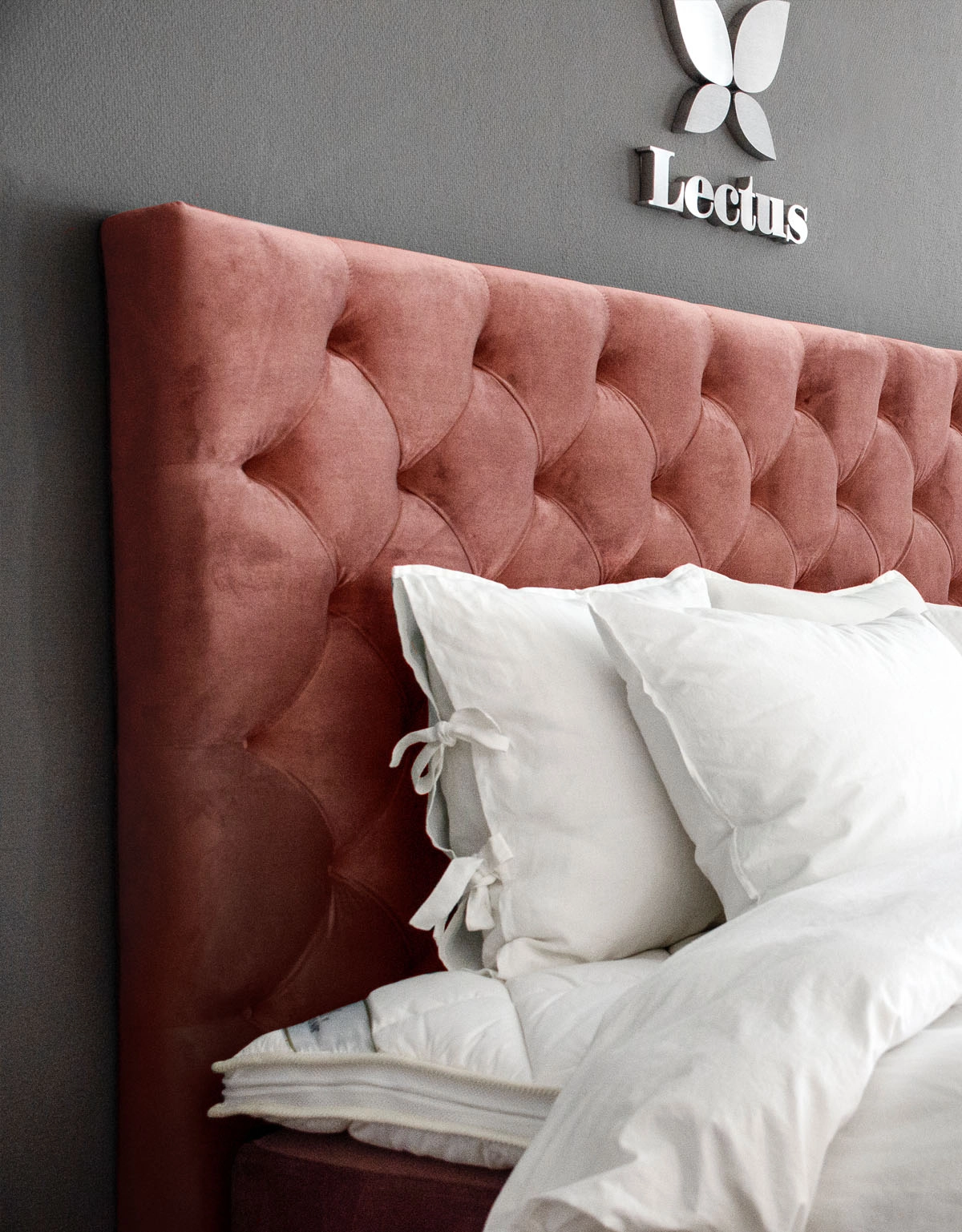 Sänggavel i mörkrosa sammet