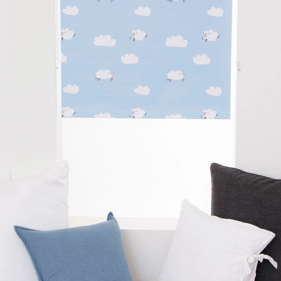 Rullgardin med moln och lamm