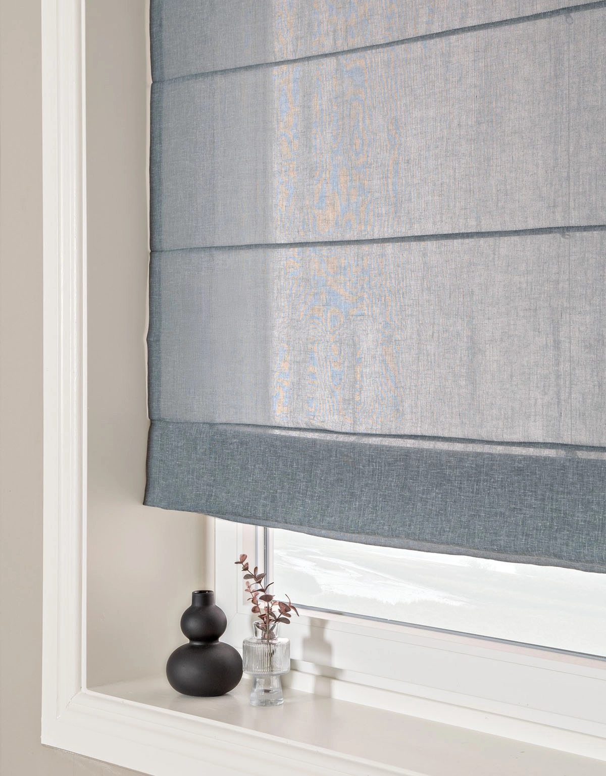 Hissgardin i avskärmande blå väv