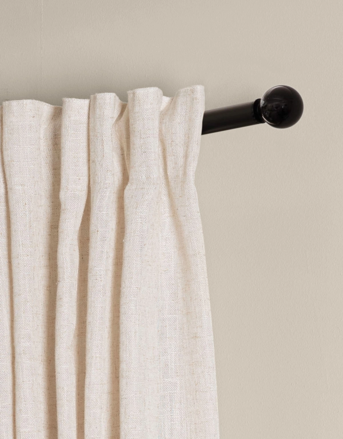 Svart ändknopp i rund, klassisk form