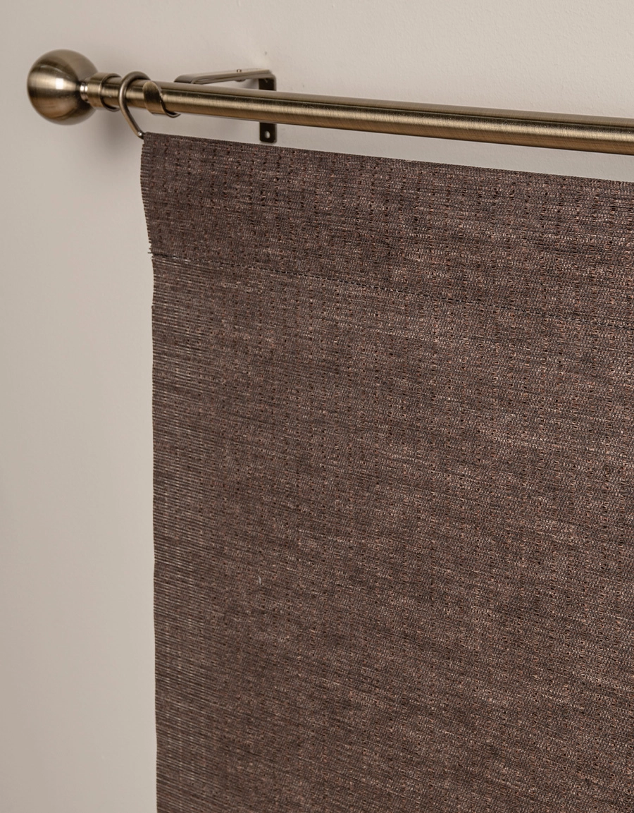 Närbild på beige panelgardin med struktur