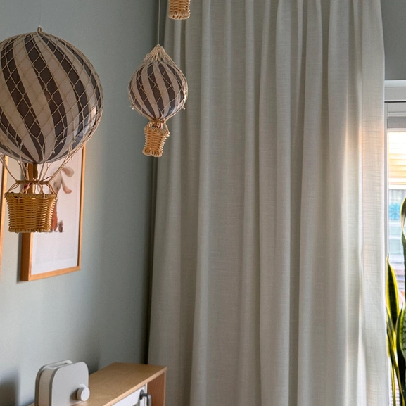 Varmvit gardin med fingerkrokar