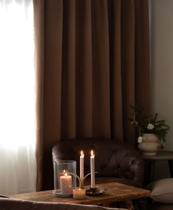 Gardin Mylla skapar julstämning i ett soffhörn.