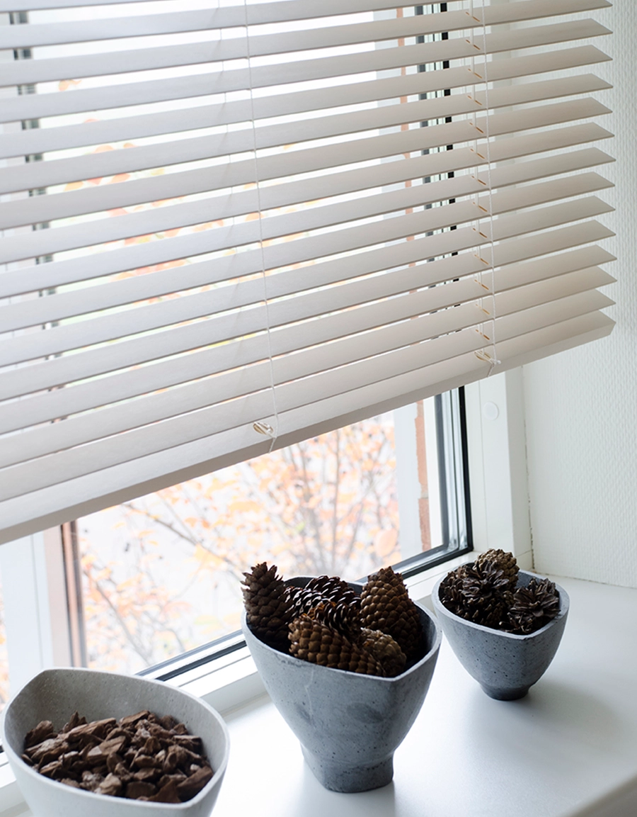 Wooden Venetian blind white glaze, slat width 27 mm