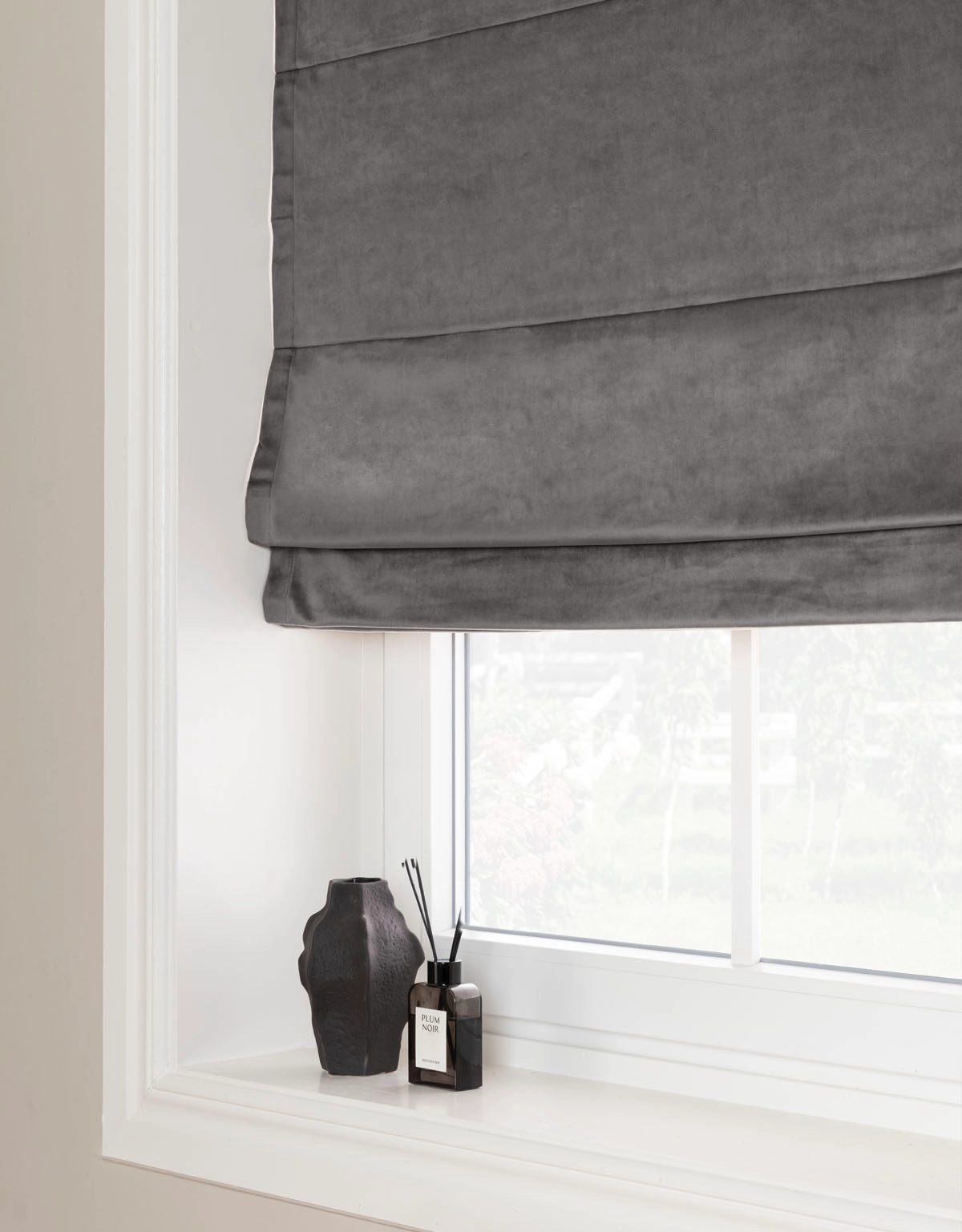 Mörkgrå hissgardin i sammet