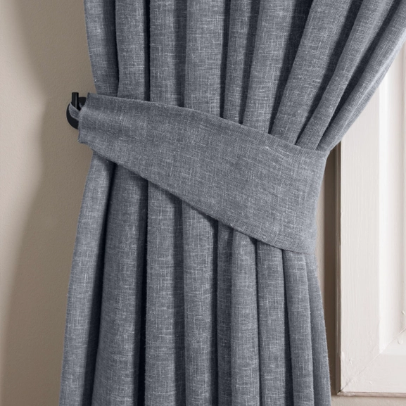 Blå gardin med matchande gardinomtag