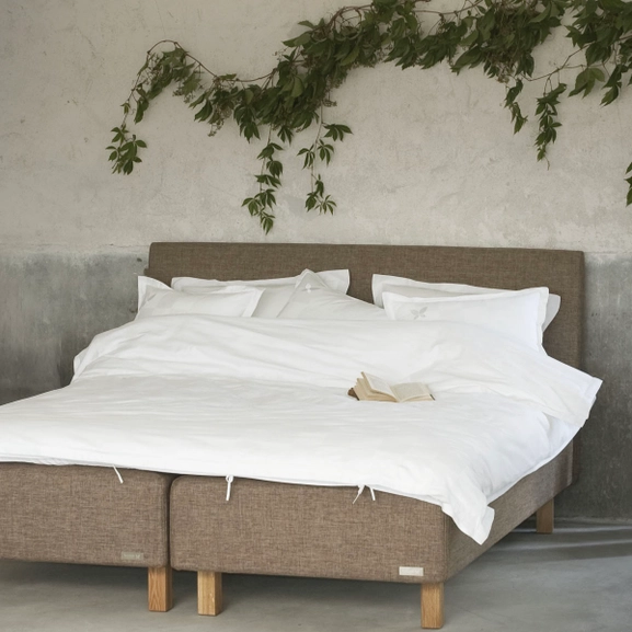 Sängben i ek på en brun säng i lantlig miljö