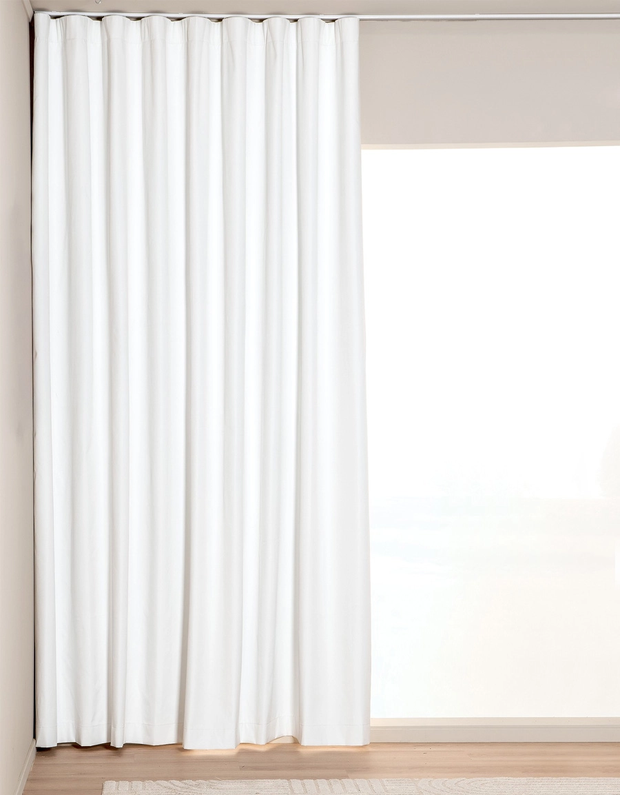 Måttillverkad, vit mörkläggningsgardin