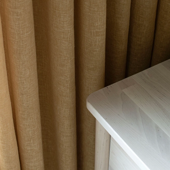 Senapsgul, skir gardin