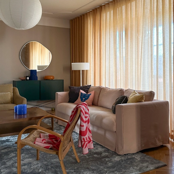 Senapsguld gardin i färgglatt vardagsrum