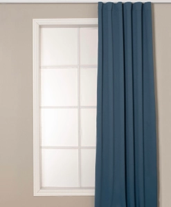 Blå mörkläggande gardin i enkelbredd