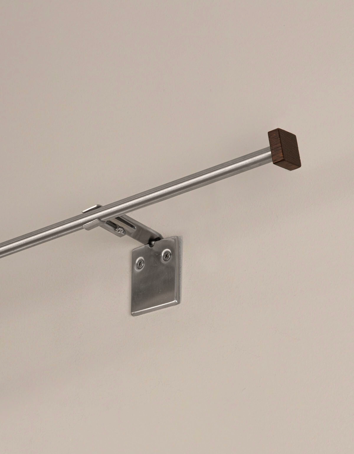 Nätt ändknopp i kaffefärgat trä