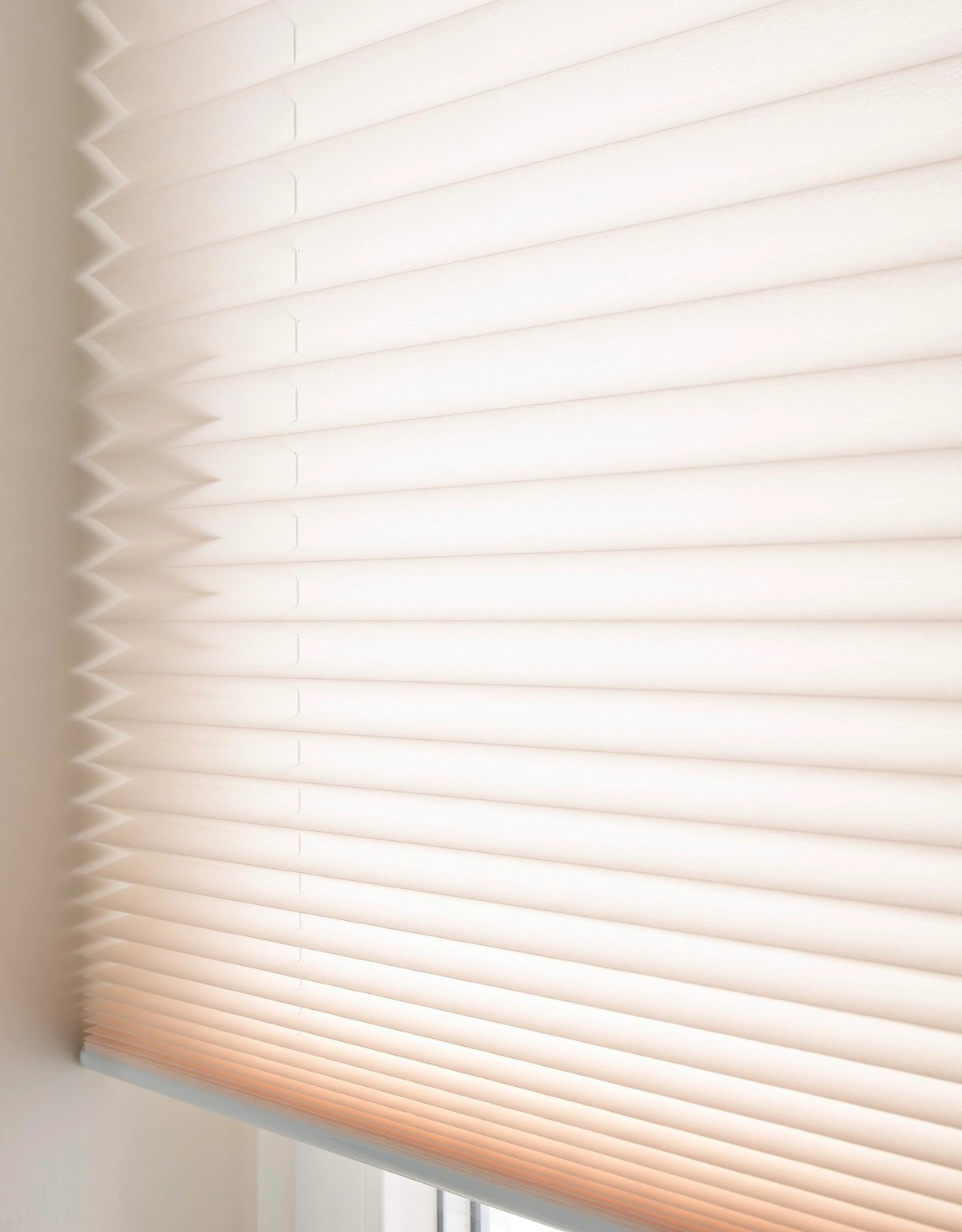 Beige avskärmande plisségardin