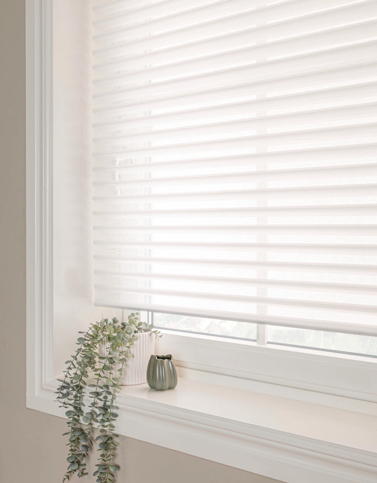 Rullgardin med textillameller i vitt