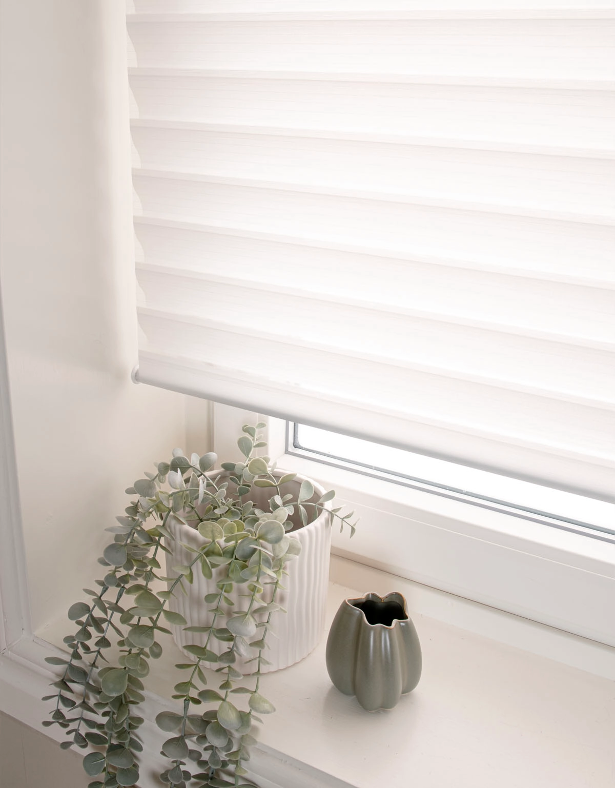 Rullgardin med textillameller i vitt