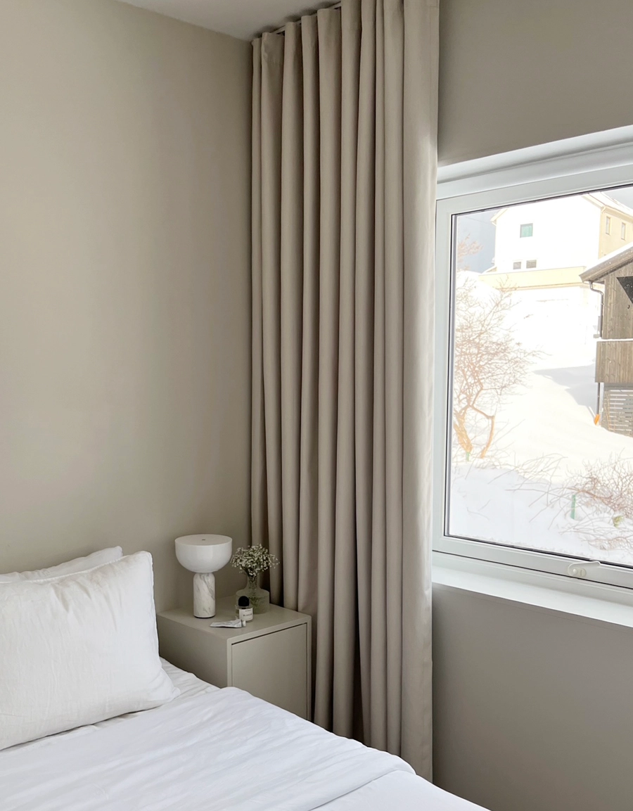 Beige mörkläggningsgardin i sovrum