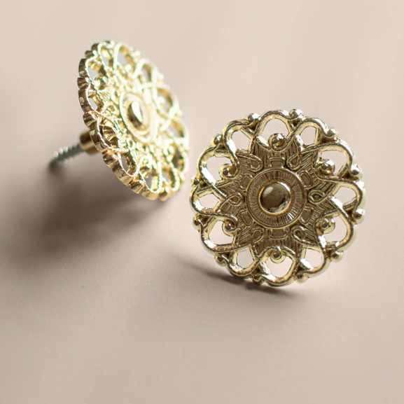 Fäste till gardinomtag i romatinisk och snirklig stil